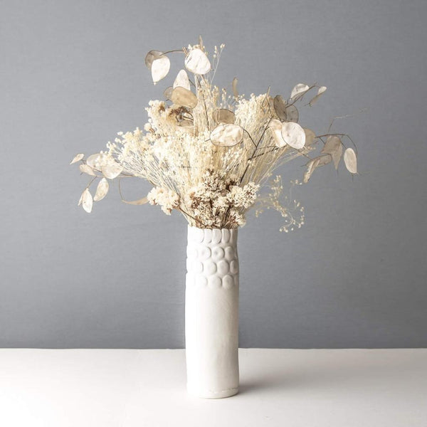 Slim porcelain vase with dried flowers Keeeps